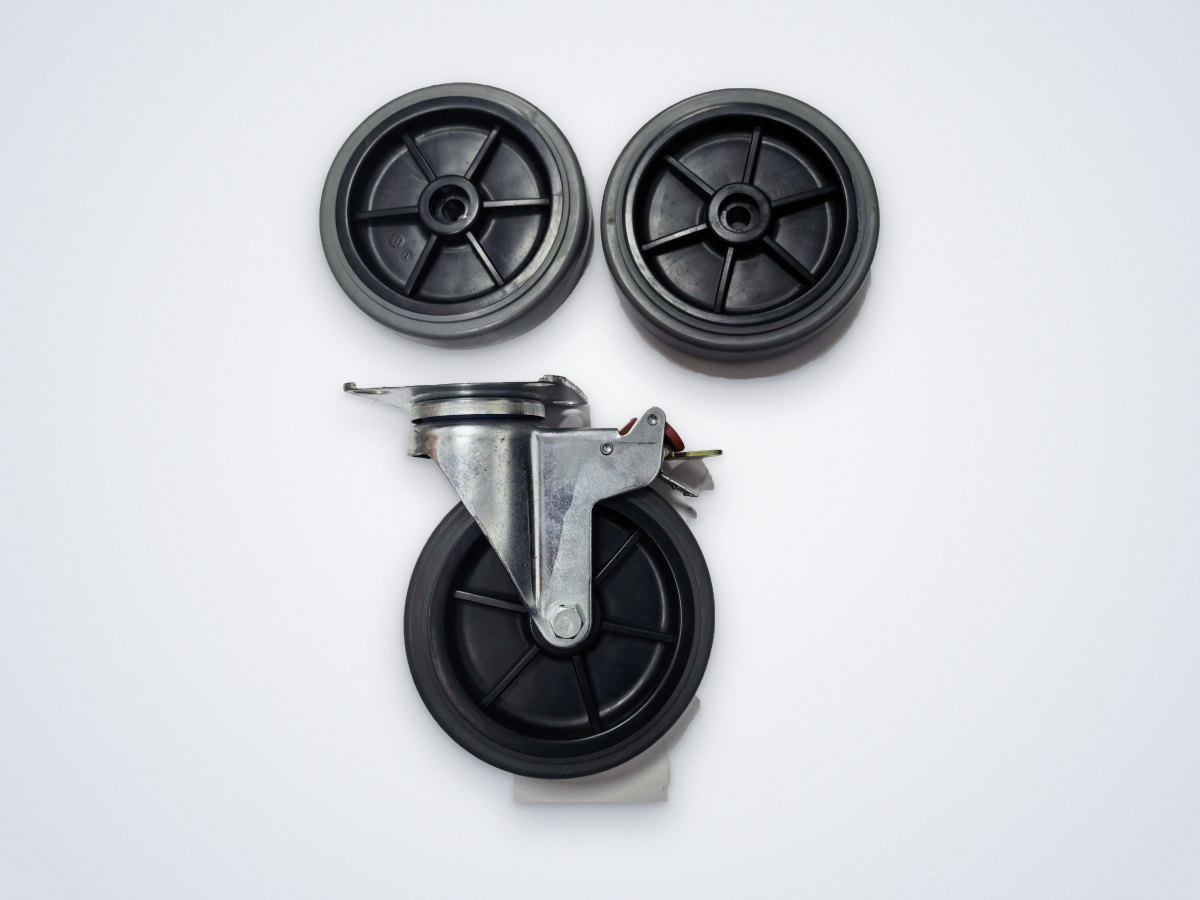Swivel caster with brake beside two plastic-core wheels