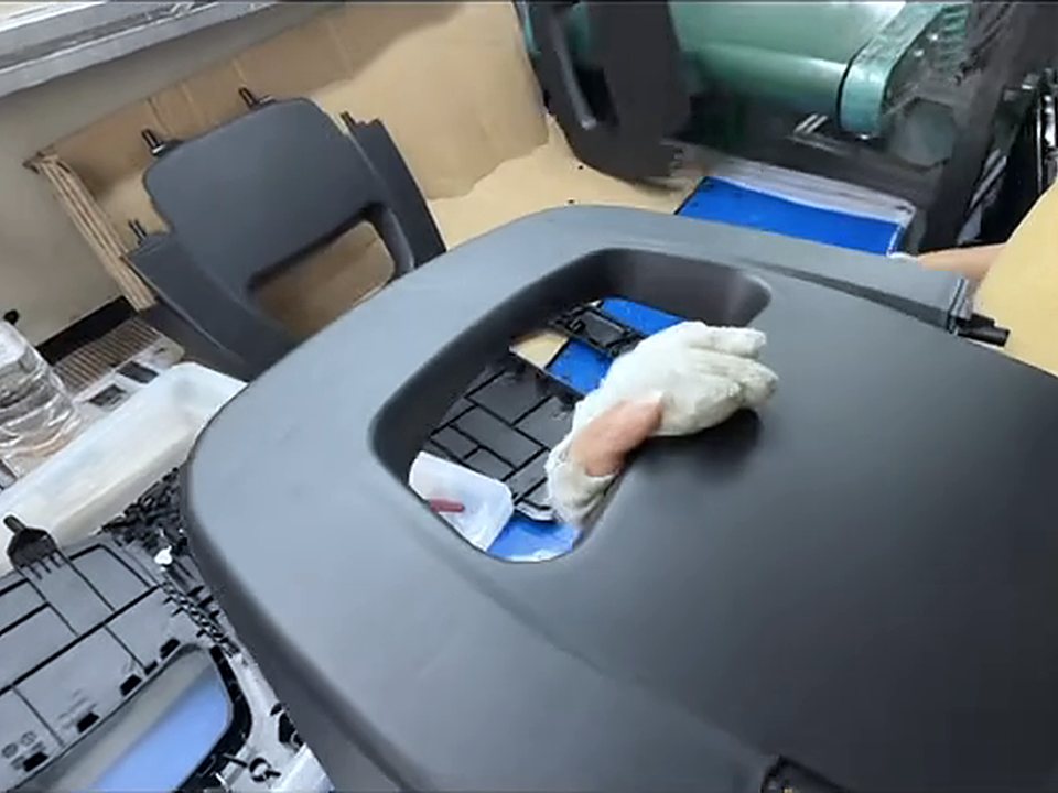 戴手套清洁大型黑色注塑件