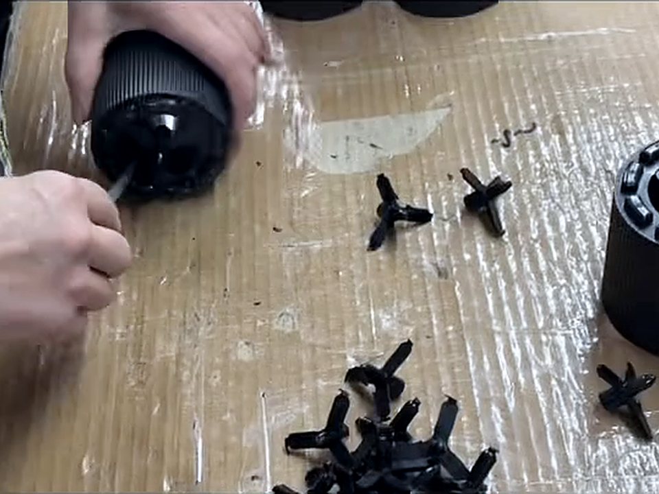 手工修剪黑色注塑件的飞边